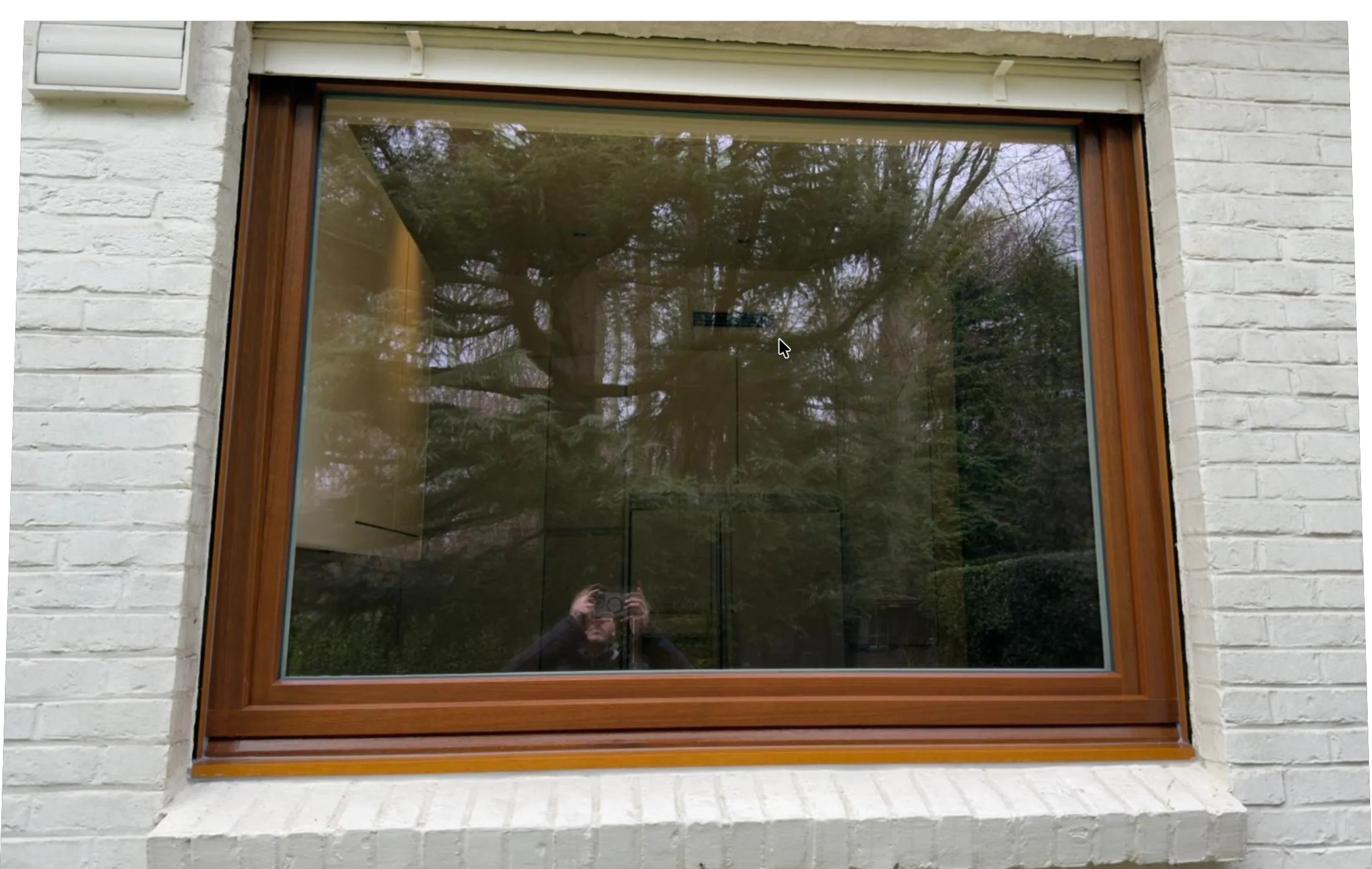 Châssis en bois Meranti installés à Uccle (1180 Bruxelles) – façade résidentielle.