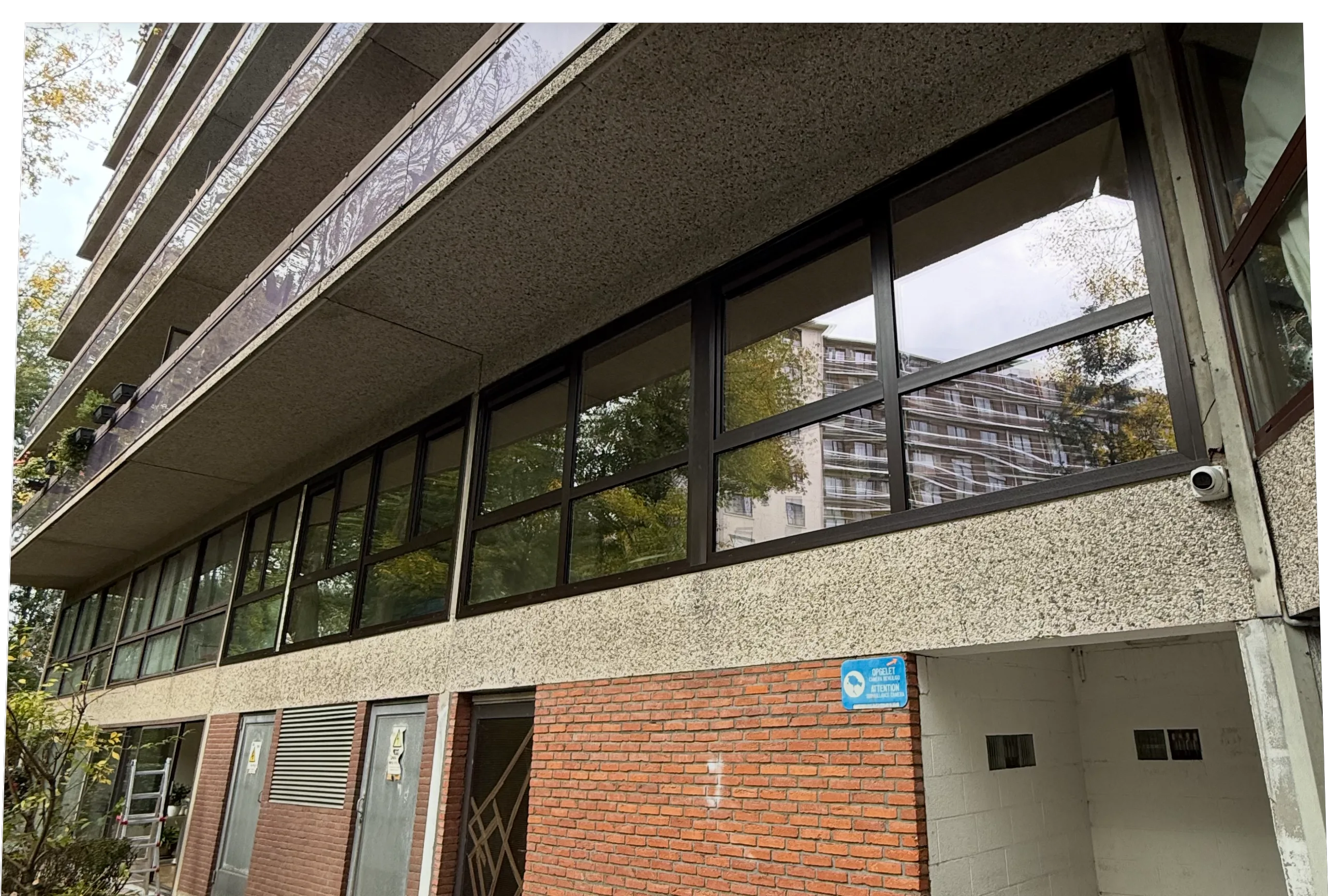 Installation de châssis PVC, aluminium et bois dans un immeuble résidentiel à Schaerbeek (1030 Bruxelles).